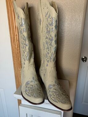 WESTERN Cream Cut Out Glitter Heeled Faux Leather Boots Size 8